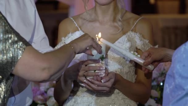 Los padres encienden una vela para recién casados — Vídeo de stock