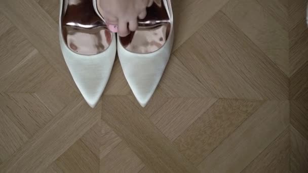 Mujer usando zapatos — Vídeos de Stock