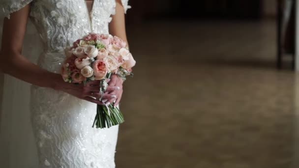 Jovem noiva posando com flores — Vídeo de Stock