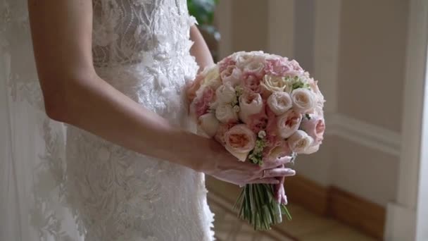 Young bride posing with flowers — Stock Video