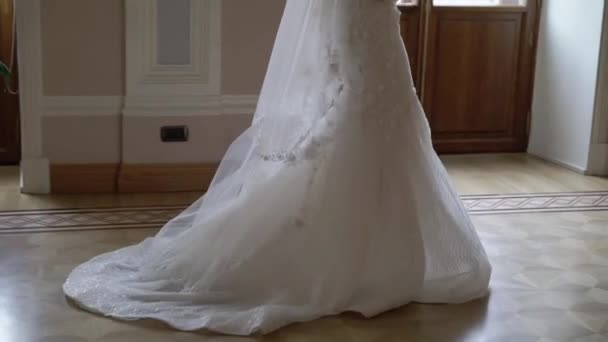 Zárt térben megy a fiatal menyasszony — Stock videók