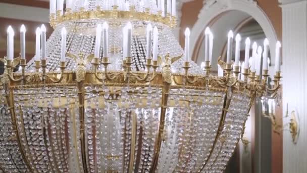 Большая лампа во дворце — стоковое видео
