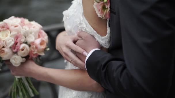 Schönes Hochzeitspaar umarmt — Stockvideo