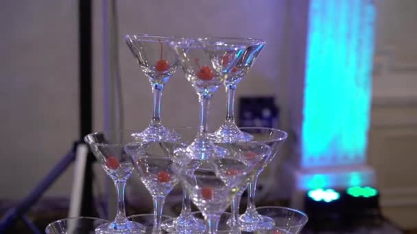 Champagnepyramide på festen. – stockvideo