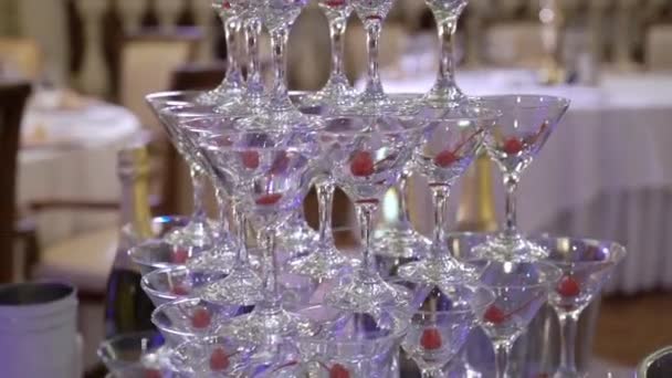 Piramide di champagne alla festa — Video Stock