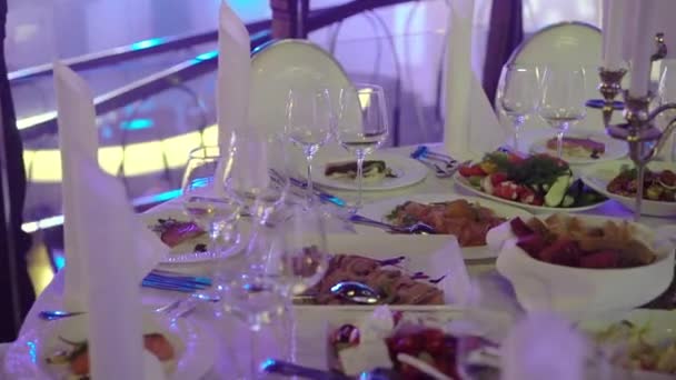 Yemek masalarında Restoran — Stok video
