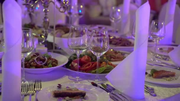 Voedsel aan tafels in het restaurant — Stockvideo
