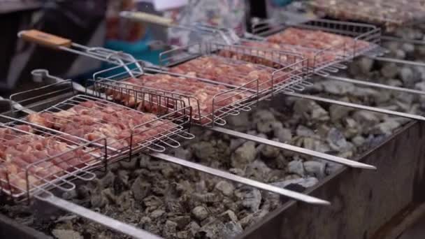 Memasak daging di panggangan barbeque — Stok Video