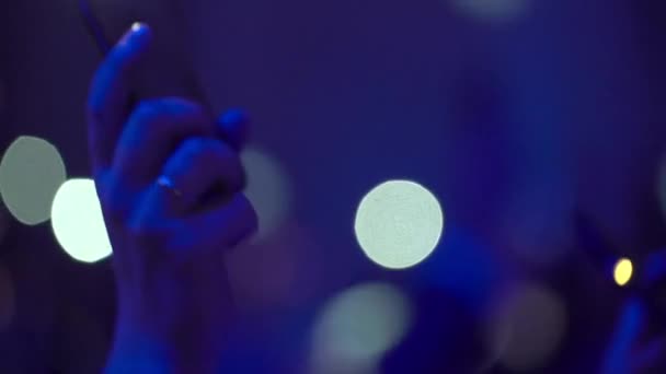 Люди с фонариками машут руками на вечеринке — стоковое видео