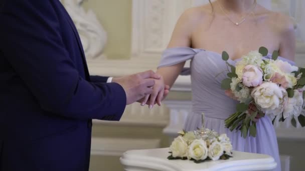Svatební pár výměnu snubní prsteny — Stock video