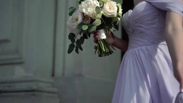 Jeune femme avec bouquet — Video