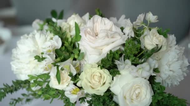 Квіти прикраси за столом — стокове відео