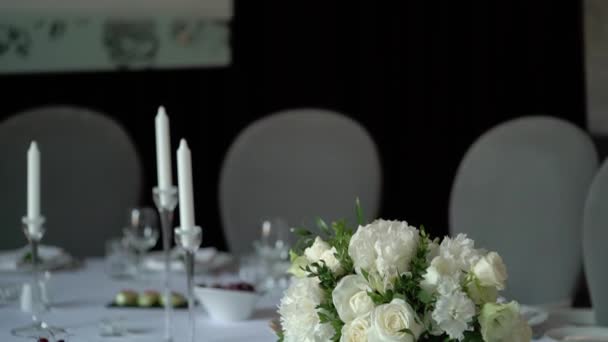 Decoración de flores en la mesa — Vídeos de Stock