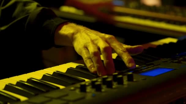 Hombre tocando el piano en concierto — Vídeos de Stock