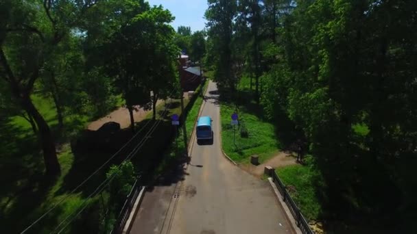 상트페테르부르크, 러시아-2018 년 5 월 26 일: 푸른 복고풍 버스 도시에서 운전 — 비디오