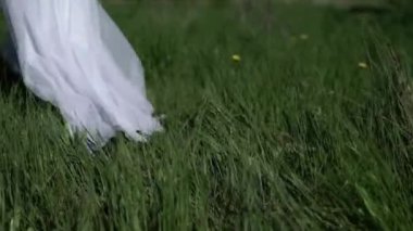 Güzel çift bir alanda yürüyüş