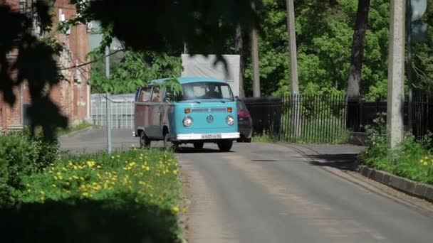 SAINT-PETERSBURG, RÚSSIA - 26 de maio de 2018: Ônibus retro azul dirigindo — Vídeo de Stock