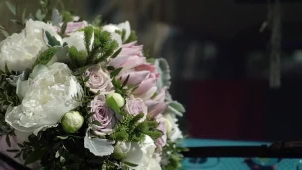 Bridal bouquet on a hood of blue retro bus — Stock Video