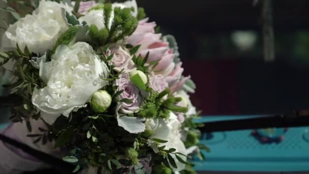 Bridal bouquet on a hood of blue retro bus — Stock Video