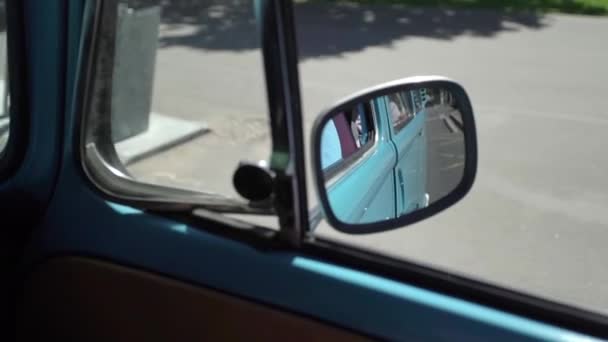 Azul retro ônibus condução — Vídeo de Stock