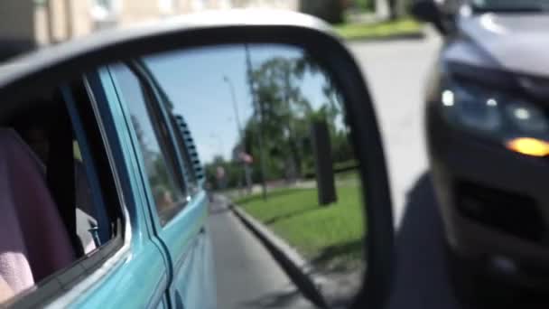 Синій ретро автобус водіння — стокове відео