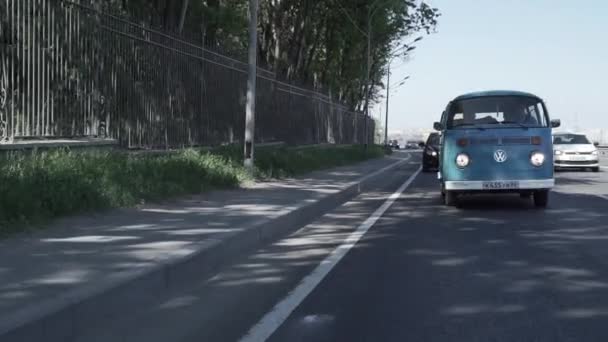 SAINT-PETERSBURG, RÚSSIA - 26 de maio de 2018: Ônibus retro azul dirigindo — Vídeo de Stock