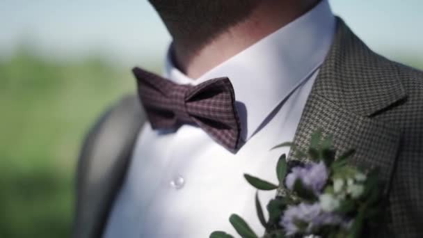 Man in casual jas en bowtie — Stockvideo