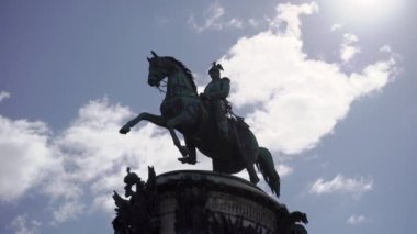 Heykel Isaacs Meydanı