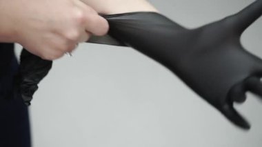 Kadın doktor eldiven takmışım