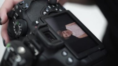 Fotoğraf makinesinde izlerken fotoğrafçı