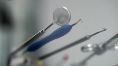 Doktor araçları diş dişçi ofisinde alır.