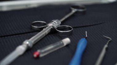 Doktor araçları diş dişçi ofisinde alır.