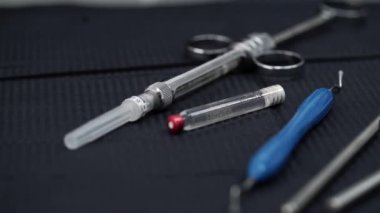 Doktor araçları diş dişçi ofisinde alır.