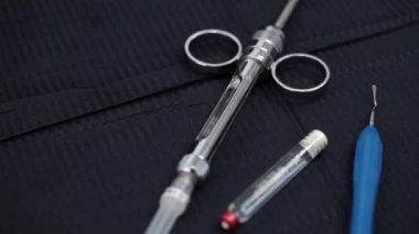 Doktor araçları diş dişçi ofisinde alır.