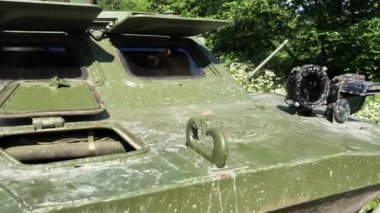 Orman içinde pis tank