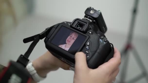 Fotograf, sledování fotografií na fotoaparátu — Stock video