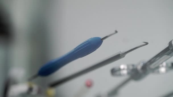 Lékař má zubní nástroje v ordinaci — Stock video
