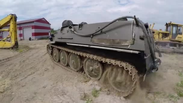 Tank rijden in sands — Stockvideo