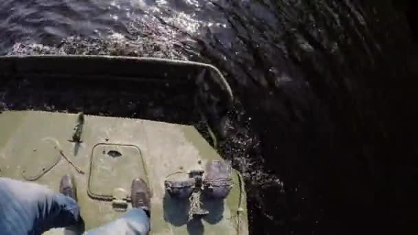 川で運転しているタンク — ストック動画