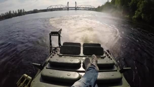 川で運転しているタンク — ストック動画