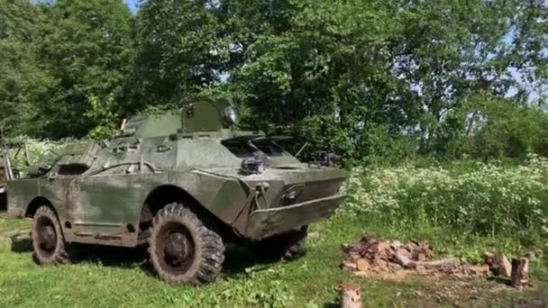 Tank murdar în pădure — Videoclip de stoc