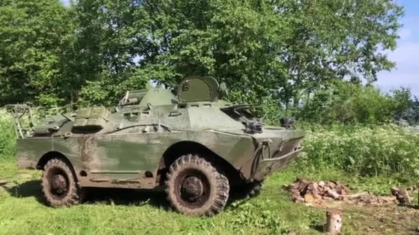 Orman içinde pis tank — Stok video
