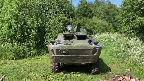 Tank Murdar Pădure Ziua Însorită — Videoclip de stoc