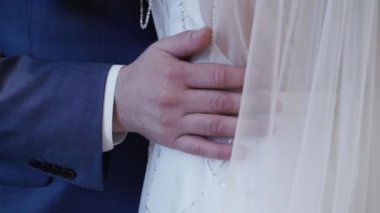 Gelin ve damat kucaklıyor