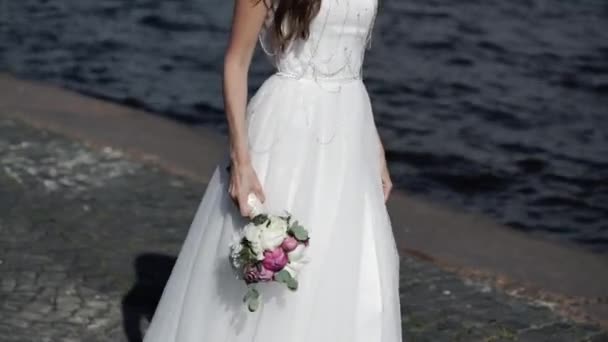 Невеста идет по набережной — стоковое видео
