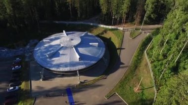 Bir ormandaki Ufo gibi bina