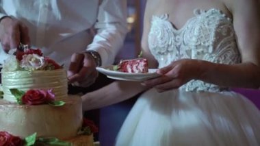 Gelin ve damat düğün pastasını kesiyor