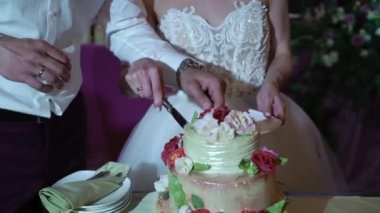 Gelin ve damat düğün pastasını kesiyor