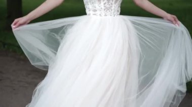 Genç gelin açık havada çember