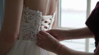 Gelin gelinlik giyiyor